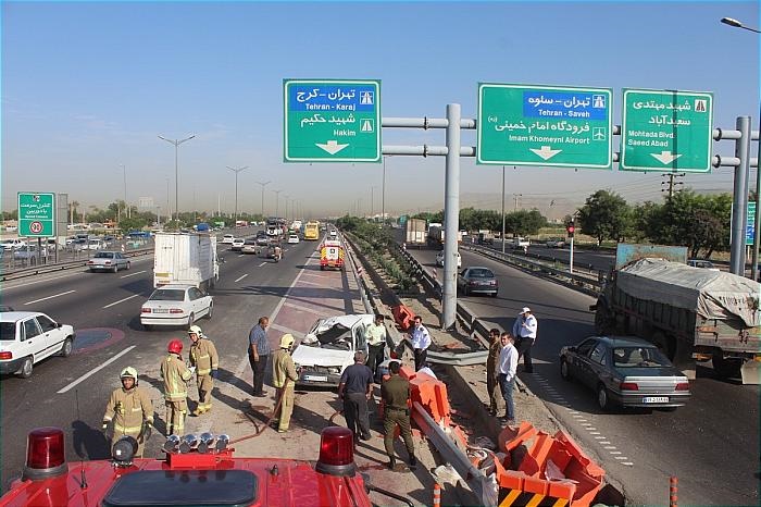 (تصاویر) تصادف شدید پراید با گاردریل اتوبان آزادگان (تصاویر) تصادف شدید پراید با گاردریل اتوبان آزادگان