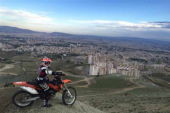 ویراژ زن موتور سوار بر بام تهران
