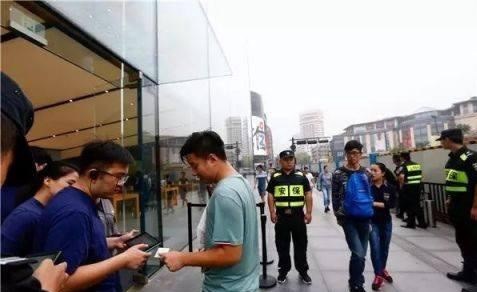 (تصاویر) اپل در روز عرضه آیفون۸ شرمنده شد! (تصاویر) اپل در روز عرضه آیفون۸ شرمنده شد!