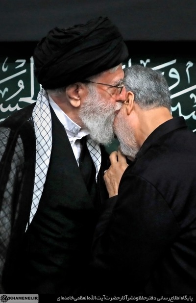 (تصویر) بوسه رهبر انقلاب بر گونهی سردار سلیمانی (تصویر) بوسه رهبر انقلاب بر گونهی سردار سلیمانی