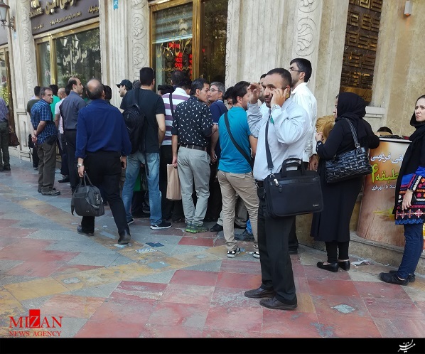 برای خرید دلار صف تشکیل شد! برای خرید دلار صف تشکیل شد!