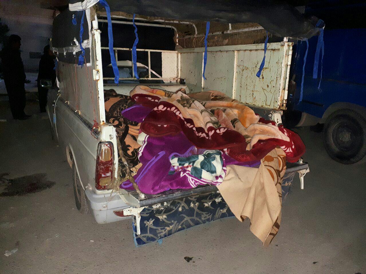 (تصویر) حمل جنازه‌ برخی جان‌باختگان زلزله با وانت‌بار
