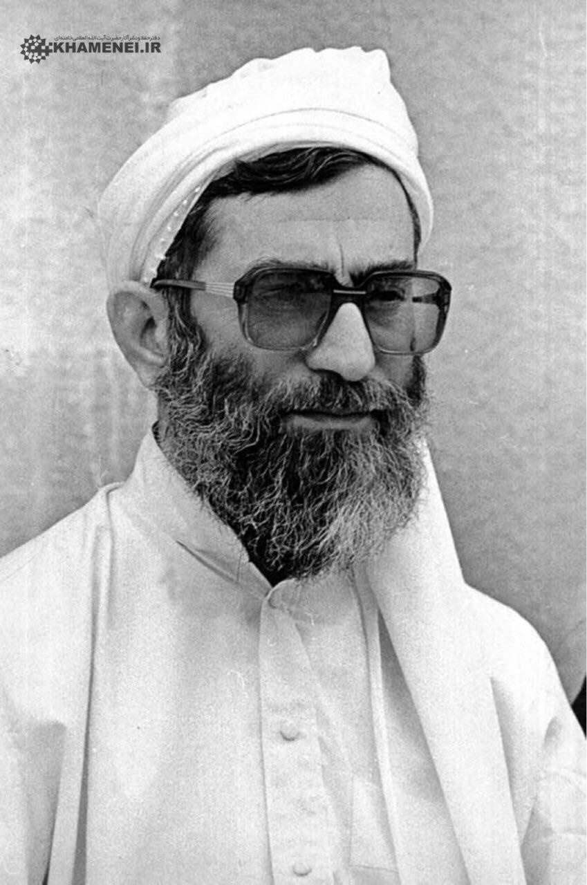 رهبر انقلاب در لباس اهالی سیستان و بلوچستان رهبر انقلاب در لباس اهالی سیستان و بلوچستان