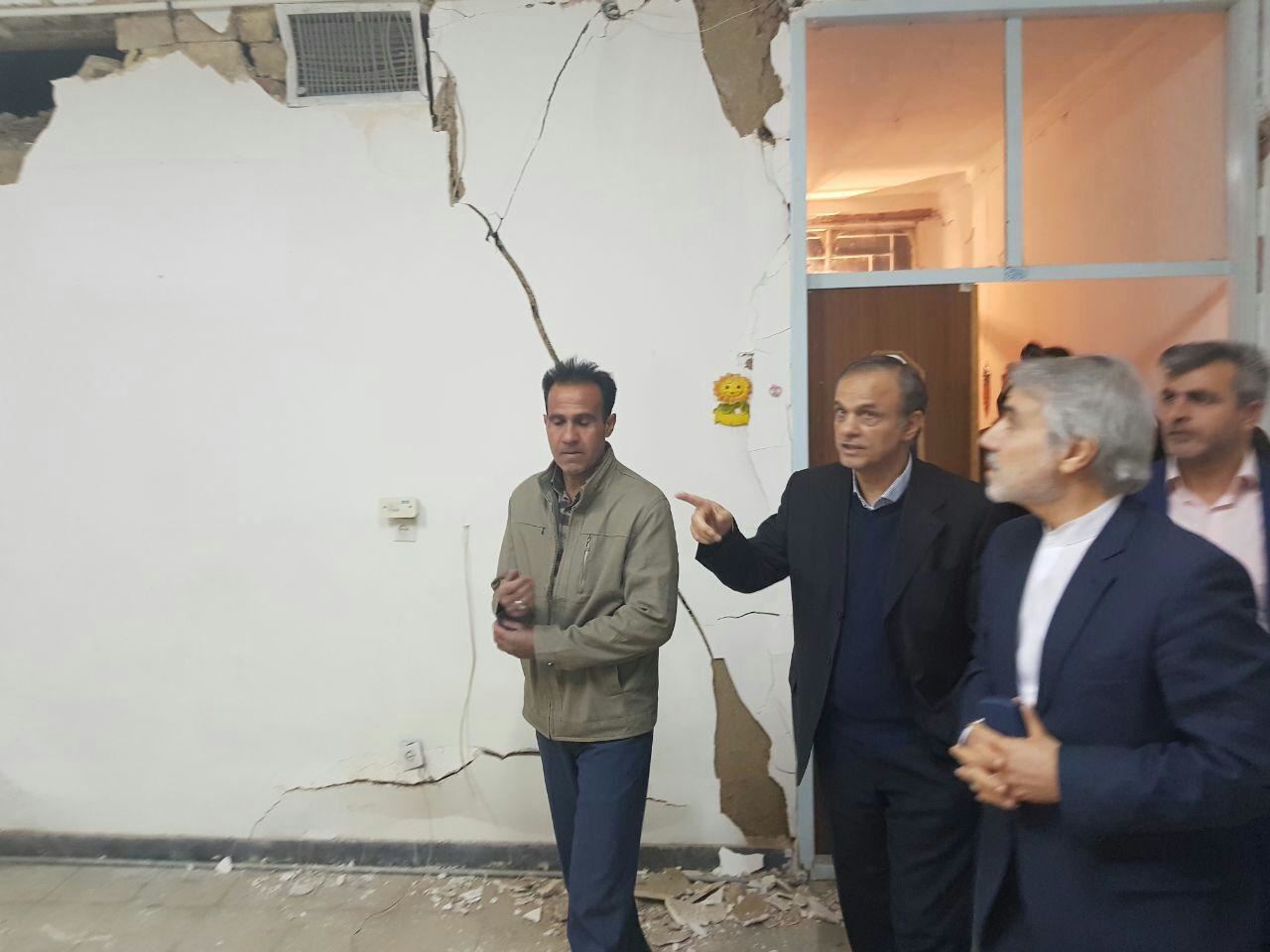 (عکس) معاون روحانی در چادر زلزلهزدگان کرمان (عکس) معاون روحانی در چادر زلزلهزدگان کرمان