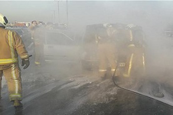 (عکس) پراید در حال حرکت سوخت
