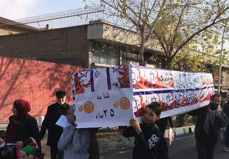 (تصویر) شوخی با مفسدین اقتصادی در راهپیمایی