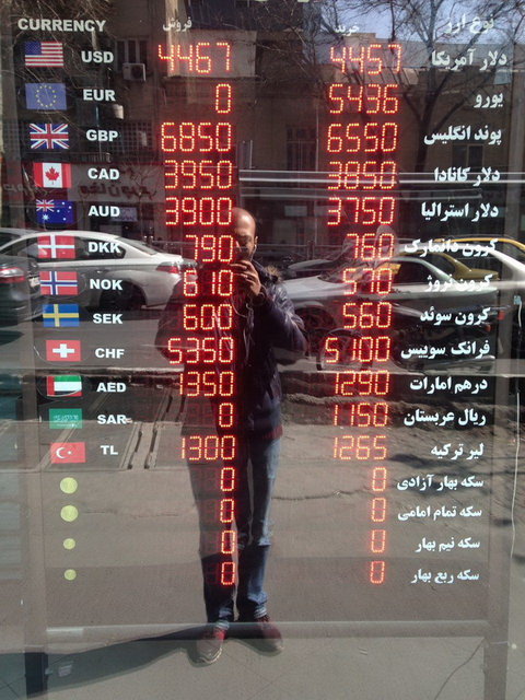 قیمت دلار آزاد با صرافی‌ها چقدر فرق دارد؟