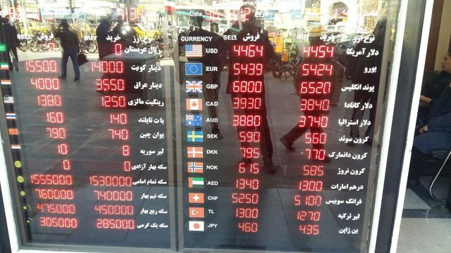 محدودیت‌های فروش ارز ادامه دارد؛هر نفر هزار دلار