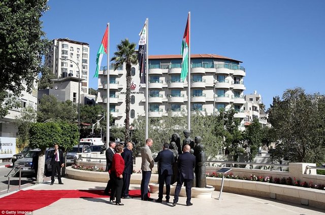 (تصاویر) بازدید شاهزاده ویلیام از اردوگاه فلسطینیان