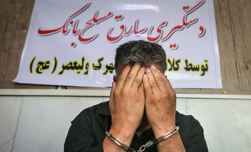 دزد فراموشکار خودش را در بانک زندانی کرد!