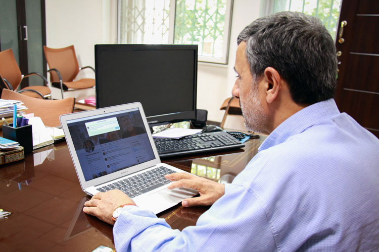 لپتاپ لاکچری احمدی نژاد لپتاپ لاکچری احمدی نژاد