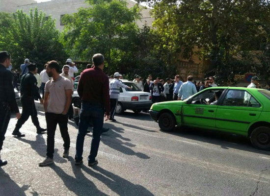 (تصاویر) تجمع احمدی‌نژادی‌ها مقابل دادگاه مشایی