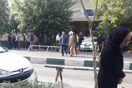 (تصاویر) تجمع احمدی‌نژادی‌ها مقابل دادگاه مشایی