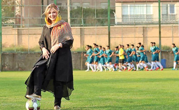 نیوشا ضیغمی در تمرینات یک باشگاه فوتبال نیوشا ضیغمی در تمرینات یک باشگاه فوتبال