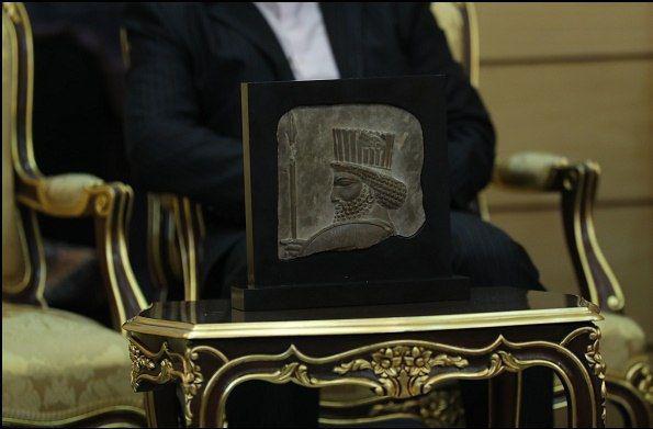 روحانی سردیس سرباز هخامنشی را به ایران بازگرداند