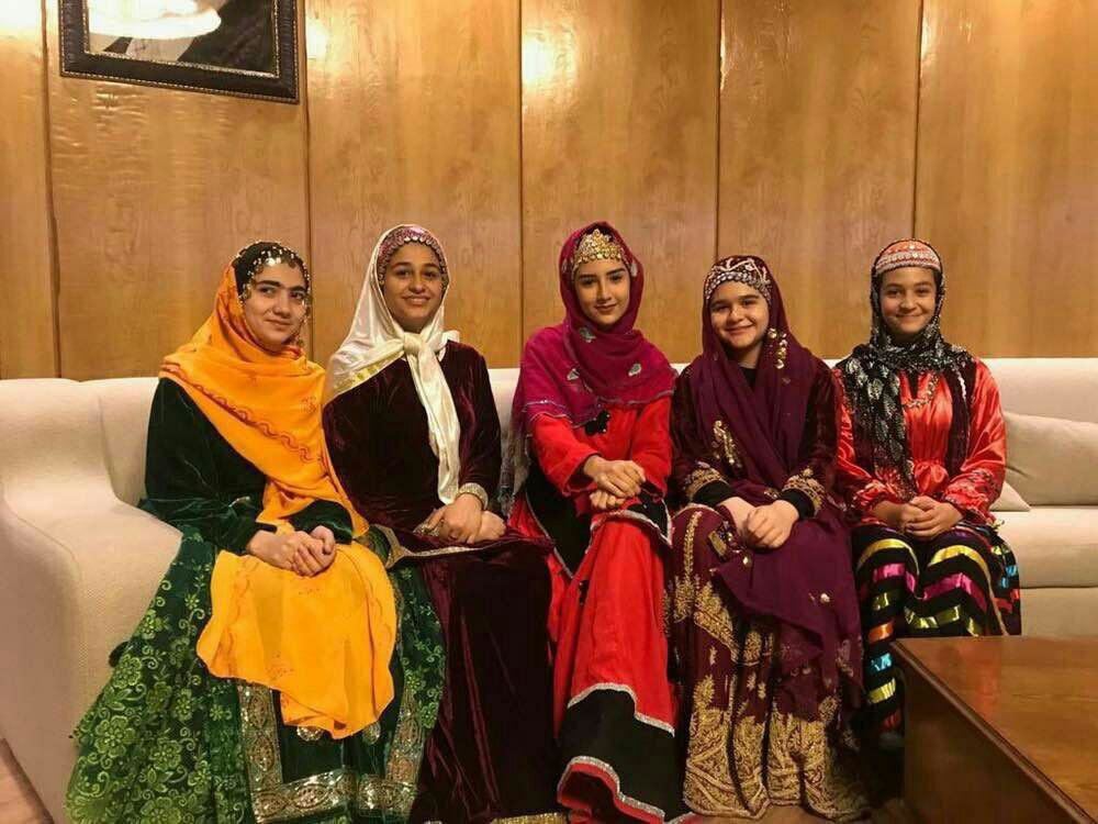(تصویر) اهدای جام با لباس محلی (تصویر) اهدای جام با لباس محلی