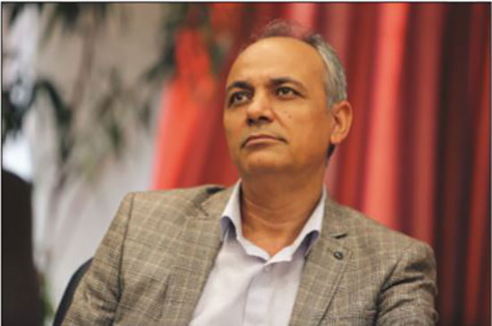 گفتگو با احمد زیدآبادی درباره زندگینامه خواندنی و پرفروشاش گفتگو با احمد زیدآبادی درباره زندگینامه خواندنی و پرفروشاش