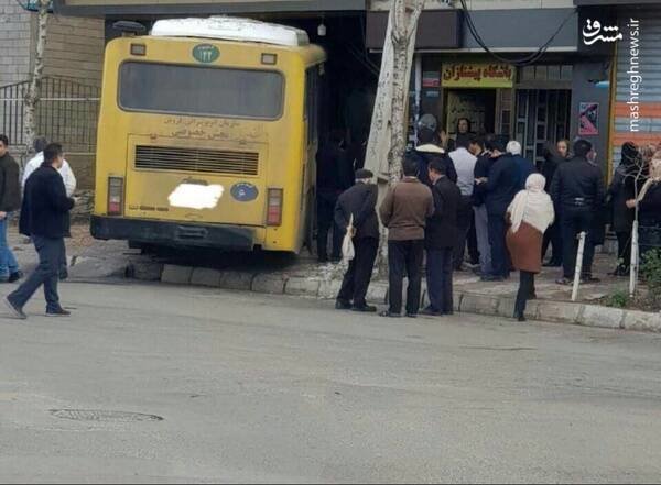 (تصویر) ورود اتوبوس به قنادی در قزوین!