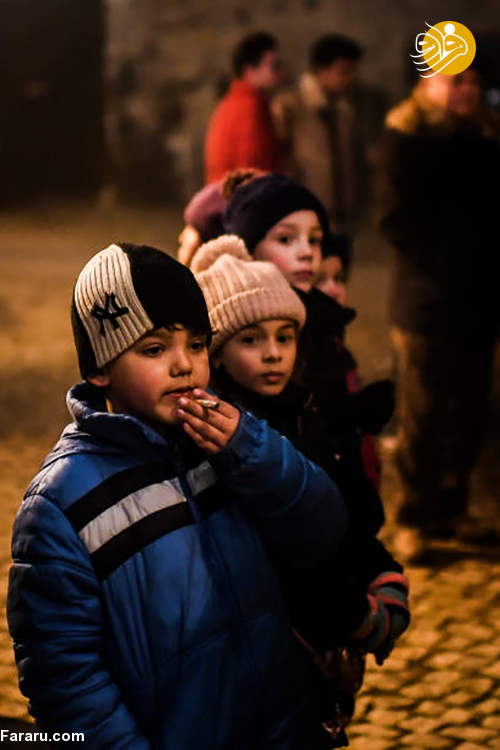 (تصاویر) سیگار کشیدن کودکان ۵ ساله با تشویق والدین!