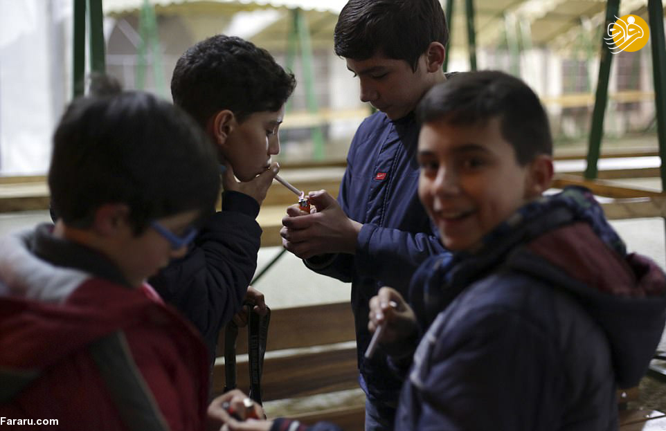 (تصاویر) سیگار کشیدن کودکان ۵ ساله با تشویق والدین!