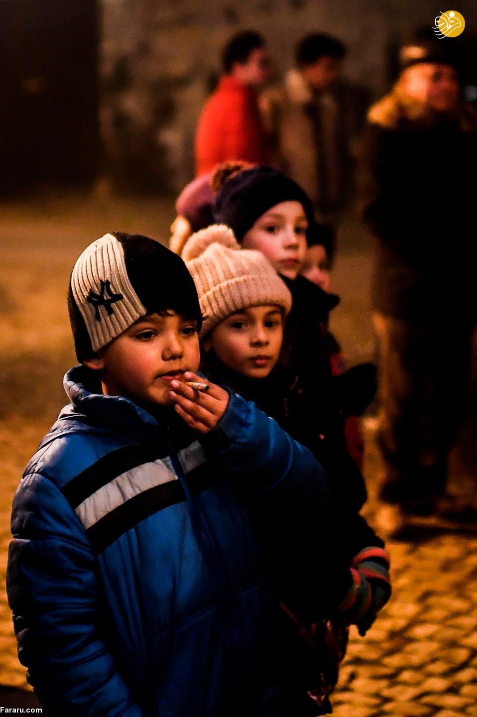 (تصاویر) سیگار کشیدن کودکان ۵ ساله با تشویق والدین!