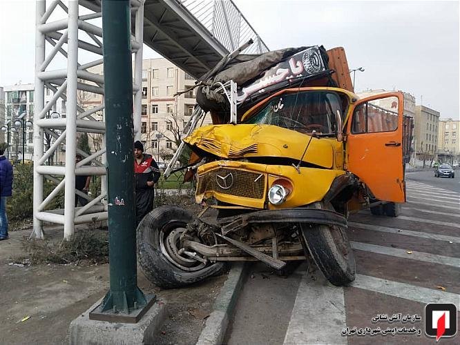 (تصاویر) برخورد کامیون با پایه پل عابر در بزرگراه بسیج