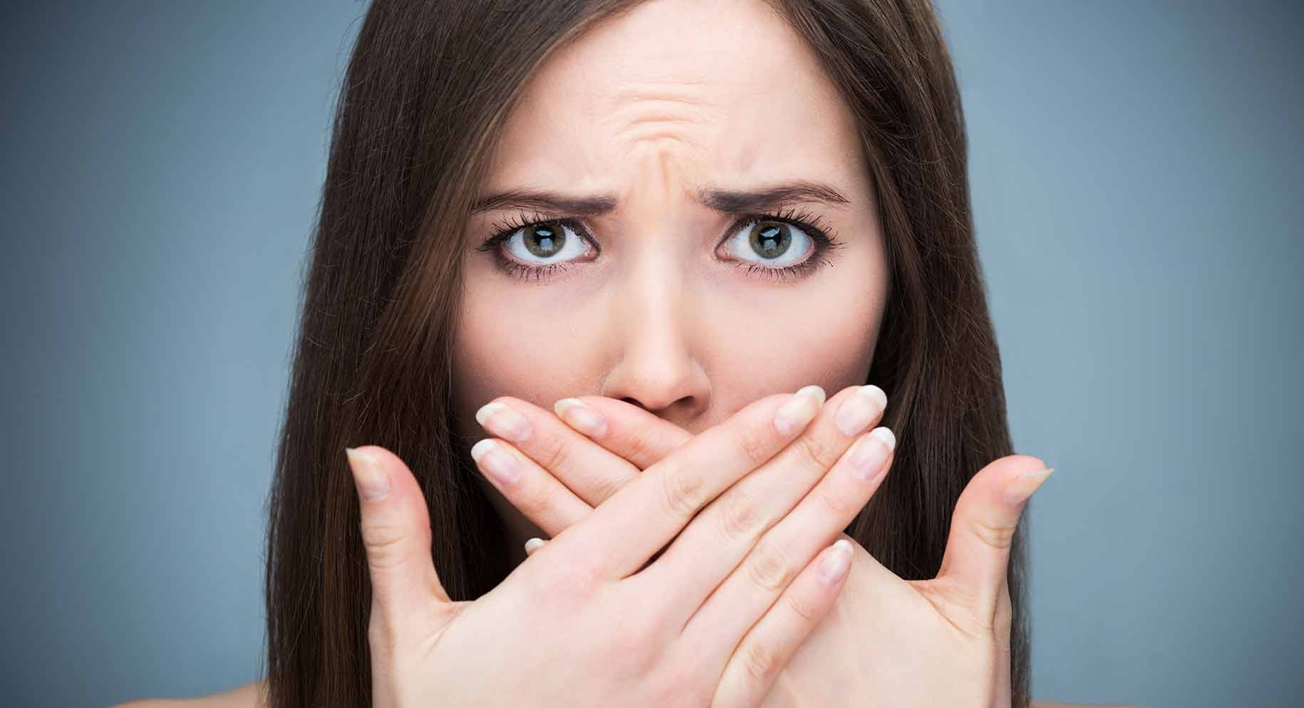 بوی بد دهان نشانه چیست و چگونه می‌توانیم از شر این بوی بد خلاص شوید؟