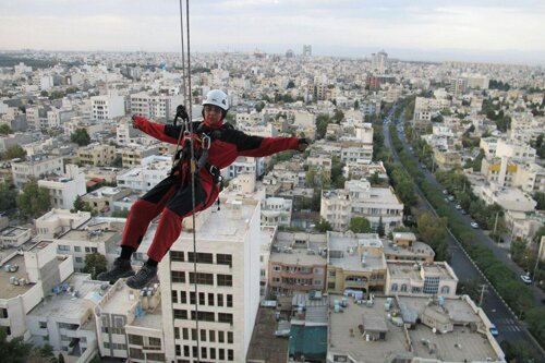 زن عنکبوتی در خیابان‌های مشهد!