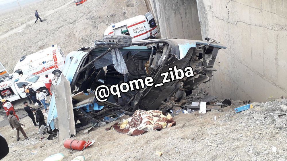 اولین تصاویر از واژگونی مرگبار اتوبوس در جاده قم-تهران