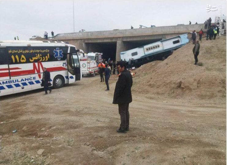 اولین تصاویر از واژگونی مرگبار اتوبوس در جاده قم-تهران