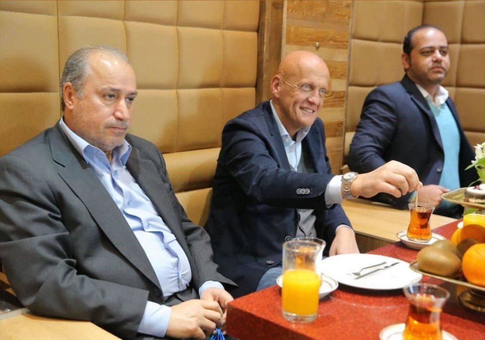 (عکس) کولینا در حال خوردن چایی نبات در تهران