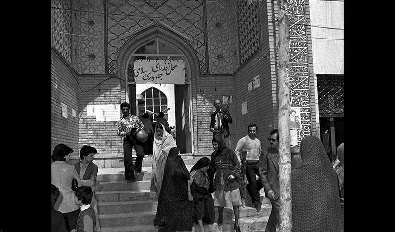 تصاویر دیدنی از رفراندم ۱۲ فروردین؛ چهره ها، زنان، سلاح