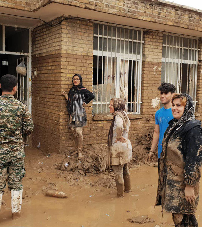 داستان سانسور یک عکس از سیلزدگان توسط خانم کارگردان/ واکنشهای تند به تهمینه میلانی داستان سانسور یک عکس از سیلزدگان توسط خانم کارگردان/ واکنشهای تند به تهمینه میلانی
