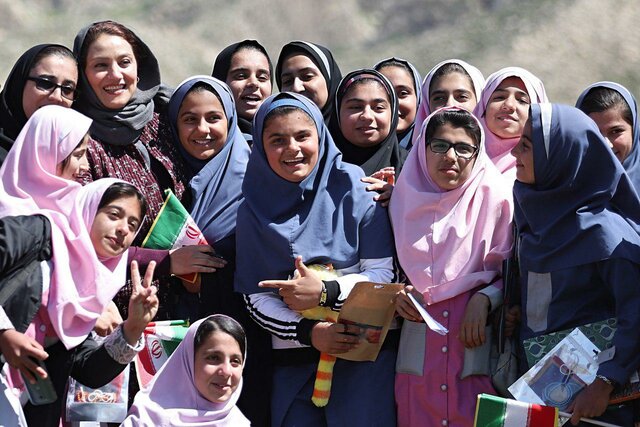 شبنم مقدمی در میان دانشآموزان مناطق محروم شبنم مقدمی در میان دانشآموزان مناطق محروم