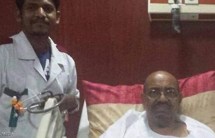 اولین عکس منتشر شده از عمرالبشیر پس از سرنگونی اولین عکس منتشر شده از عمرالبشیر پس از سرنگونی
