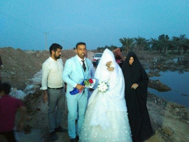(تصاویر) مراسم ازدواج‌ زوج خوزستانی روی سیل