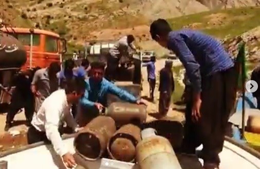 (تصاویر) توزیع کپسول‌های گاز و بنزین با قایق در مناطق سیل‌زده