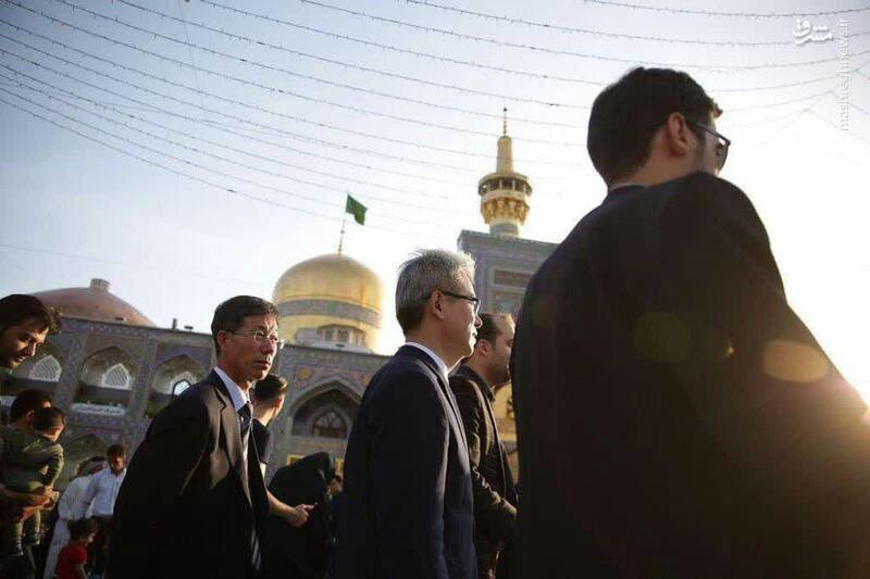 (عکس) سفیر کره جنوبی در حرم امام رضا (ع) (عکس) سفیر کره جنوبی در حرم امام رضا (ع)