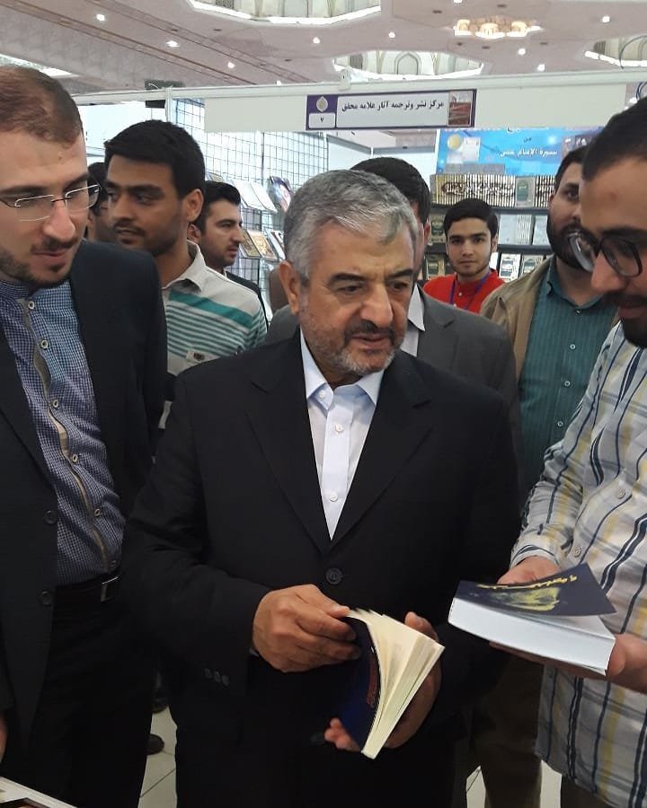 (عکس) فرمانده سابق سپاه با کت و شلوار در نمایشگاه کتاب!