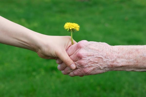 برای همراهی سالمندان با کمپین محافظم باش همراه شوید