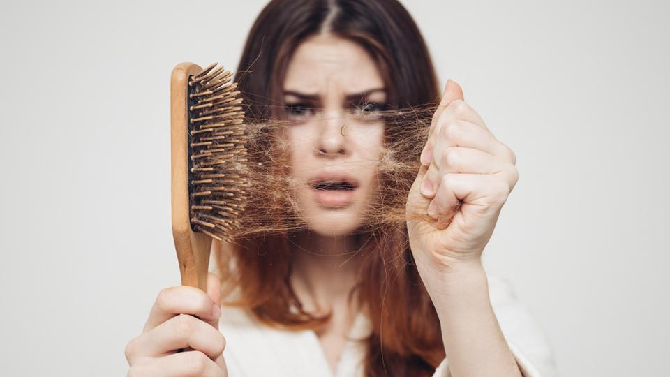 بایدها و نبایدهای مقابله با ریزش مو بایدها و نبایدهای مقابله با ریزش مو