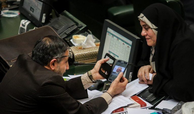 (تصاویر) موبایل‌بازی نماینده‌های مجلس خاطره می‌شود!