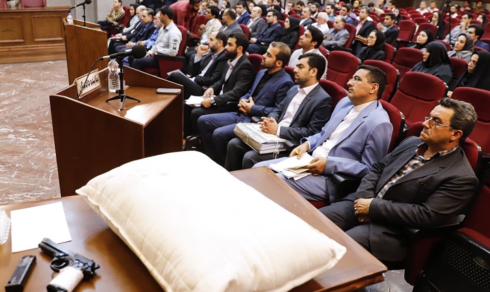 بالشت سفید در دادگاه نجفی!
