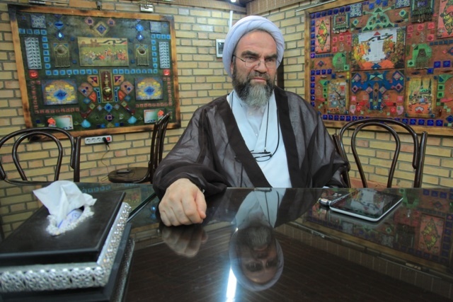 کنایه غرویان به شریعتمداری: جایگاه رهبری را تضعیف نکنید