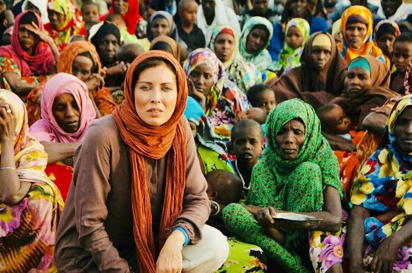 (عکس) مهتاب کرامتی در میان زنان و کودکان آفریقایی