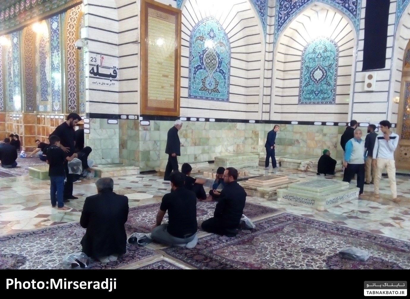 (تصاویر) قبرهای عجیب در قم از قبر در پاساژ تا قبر در مجاورت توالت عمومی