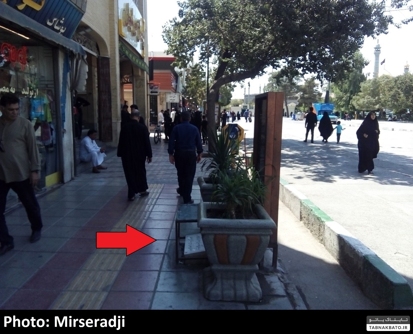 (تصاویر) قبرهای عجیب در قم از قبر در پاساژ تا قبر در مجاورت توالت عمومی