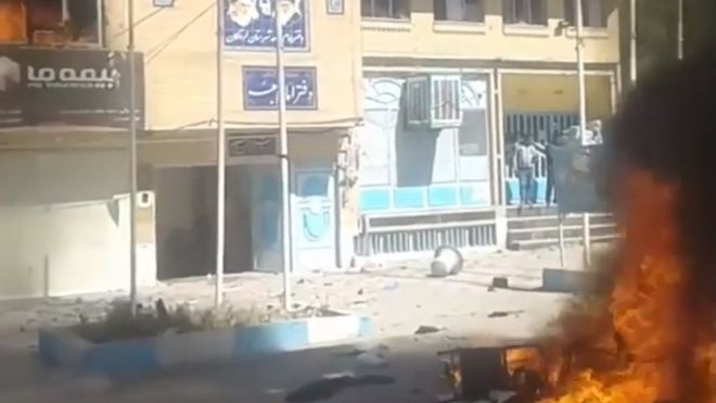غائله ایدز در لردگان؛ حمله معترضان به فرمانداری و خانه بهداشت