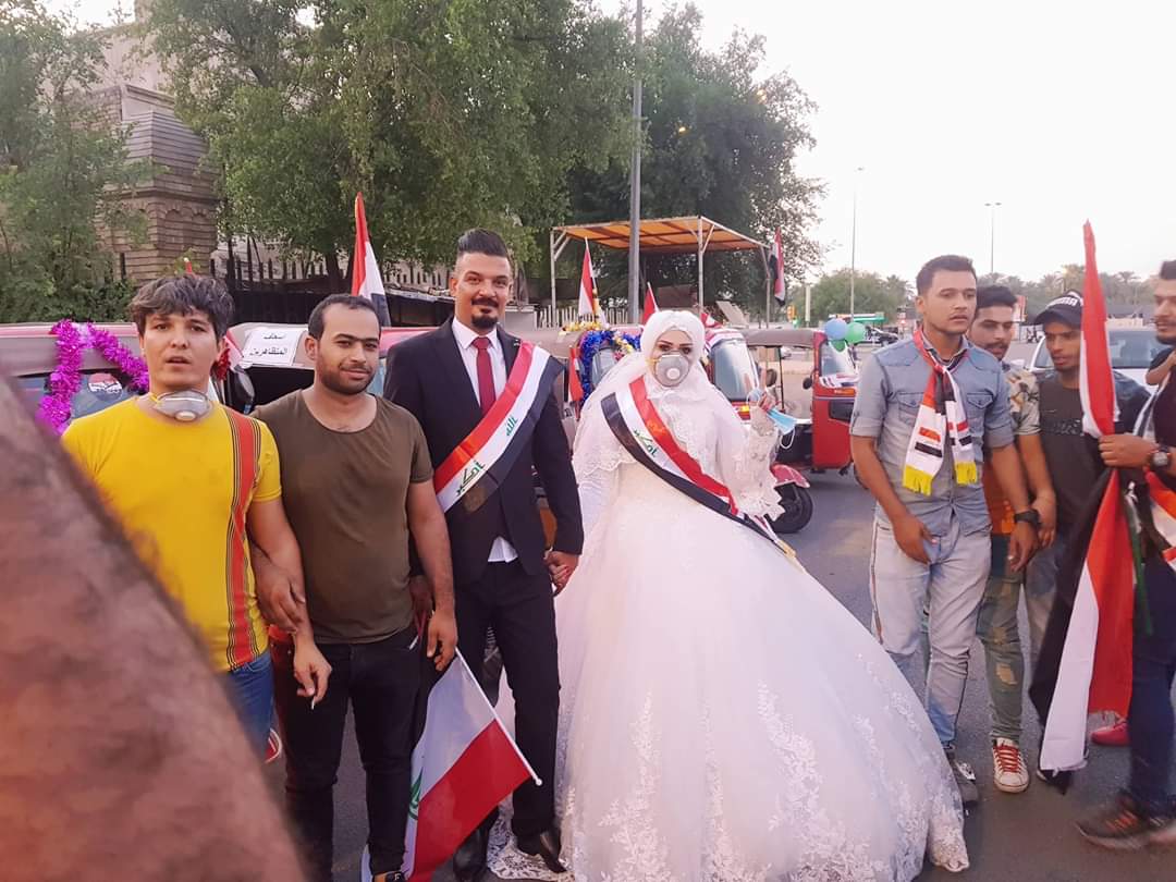 (تصاویر) عروس و داماد عراقی در میدان التحریر بغداد (تصاویر) عروس و داماد عراقی در میدان التحریر بغداد