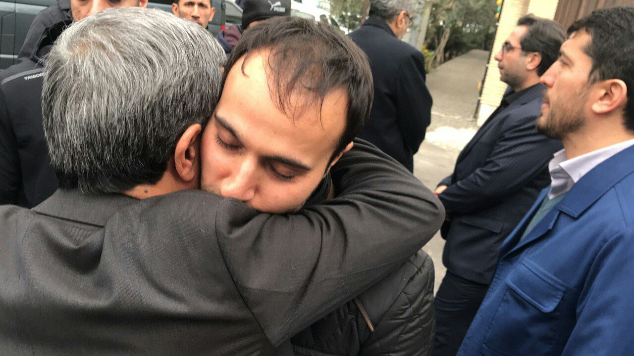 (عکس) فرزند شهید سلیمانی در آغوش احمدینژاد (عکس) فرزند شهید سلیمانی در آغوش احمدینژاد